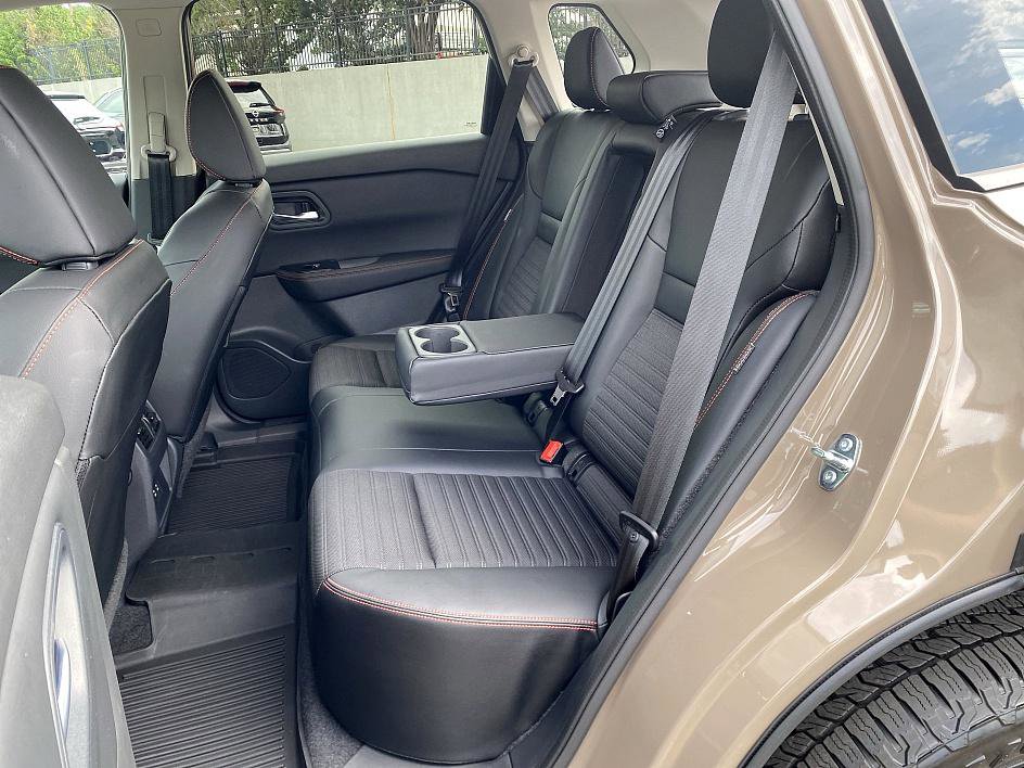 2025 Nissan Rogue SV photo 17
