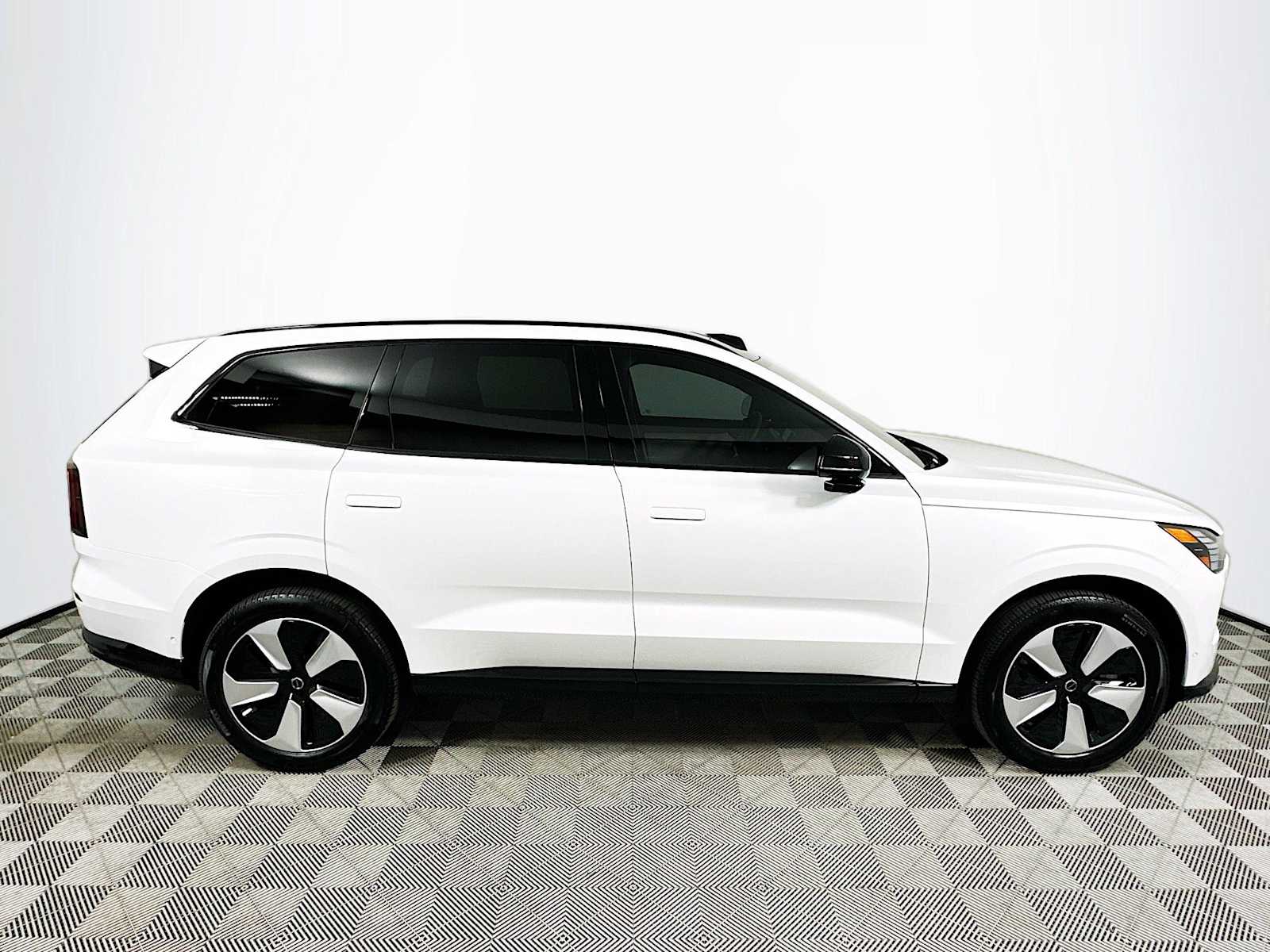 2025 Volvo EX90 Plus photo 8