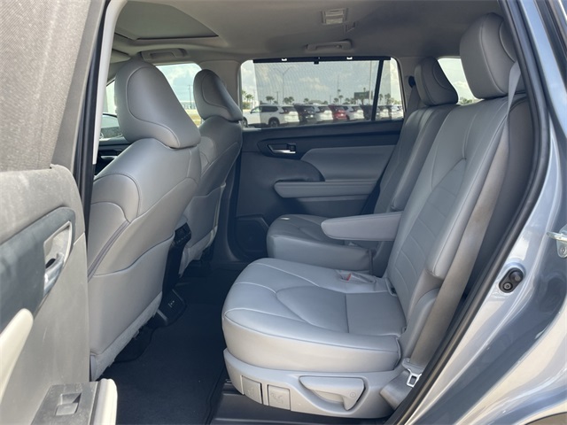 2023 Toyota Highlander Limited photo 17