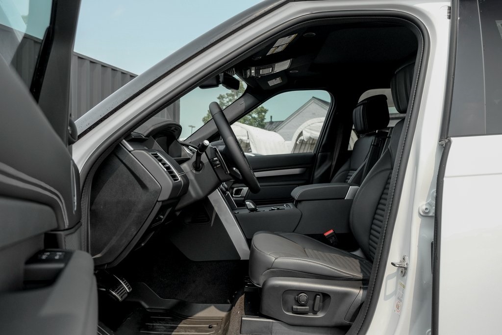 2025 Land Rover Discovery SE photo 6