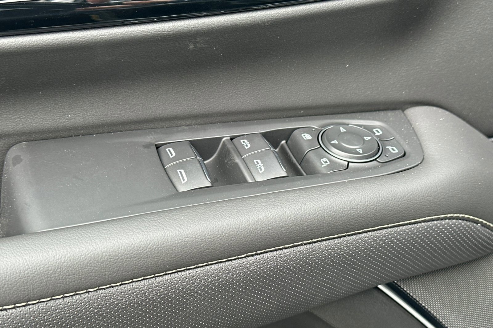2025 Chevrolet Suburban Premier photo 12