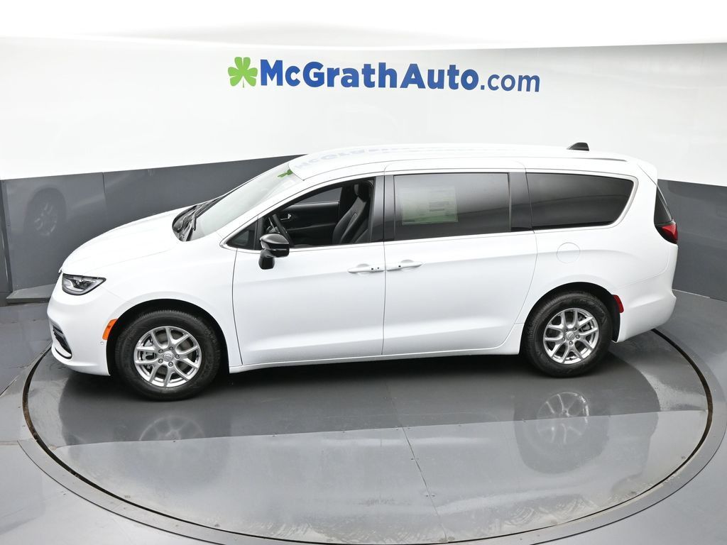 2026 Chrysler Pacifica photo 24