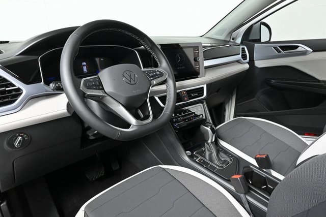 2025 Volkswagen Taos SE photo 4