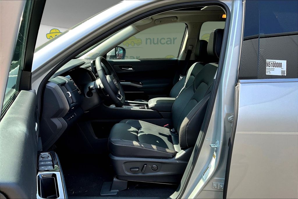 2025 Nissan Pathfinder SL photo 7