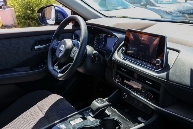 2023 Nissan Rogue SV photo 18