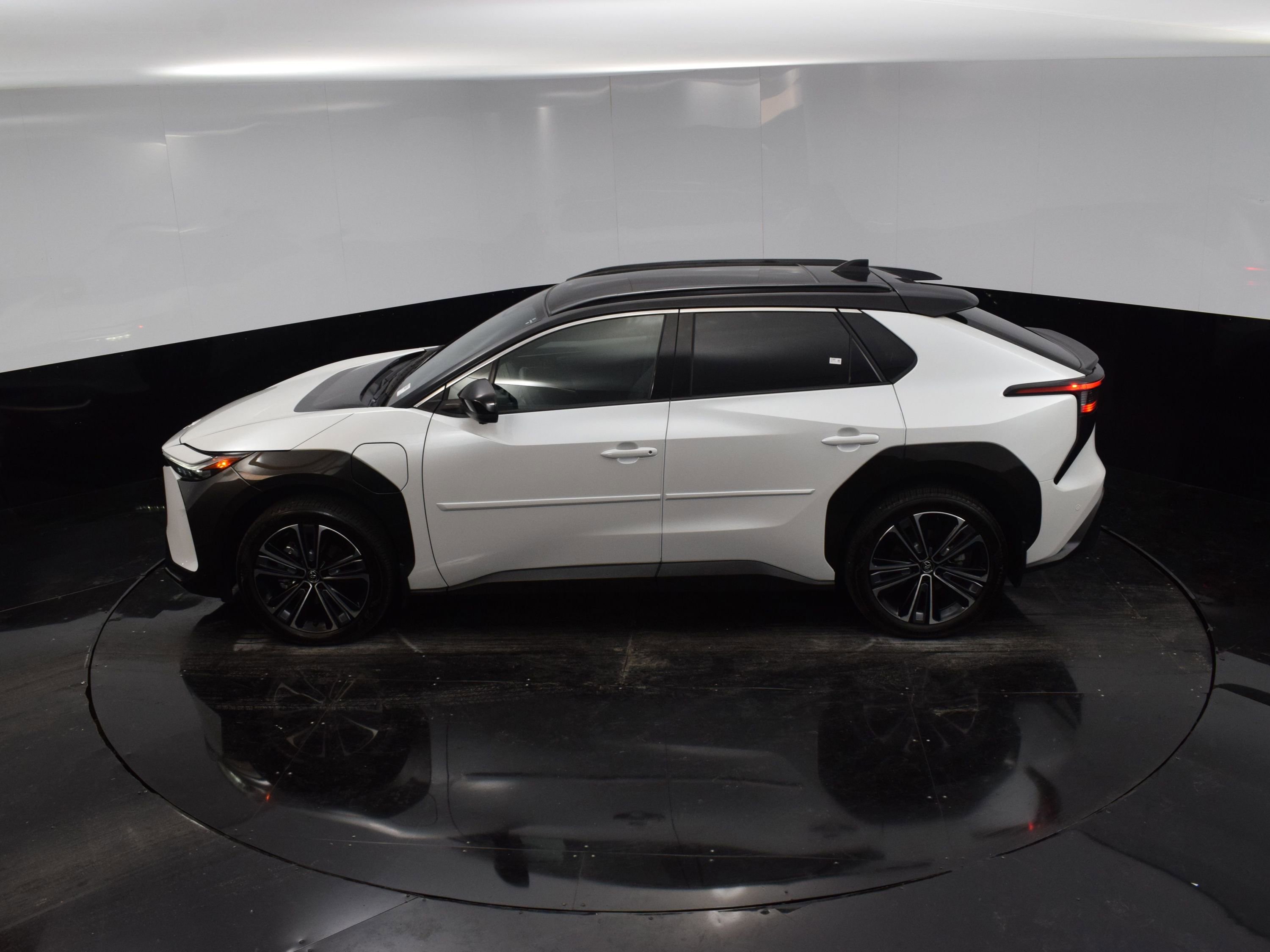 2024 Toyota bZ4X XLE photo 25