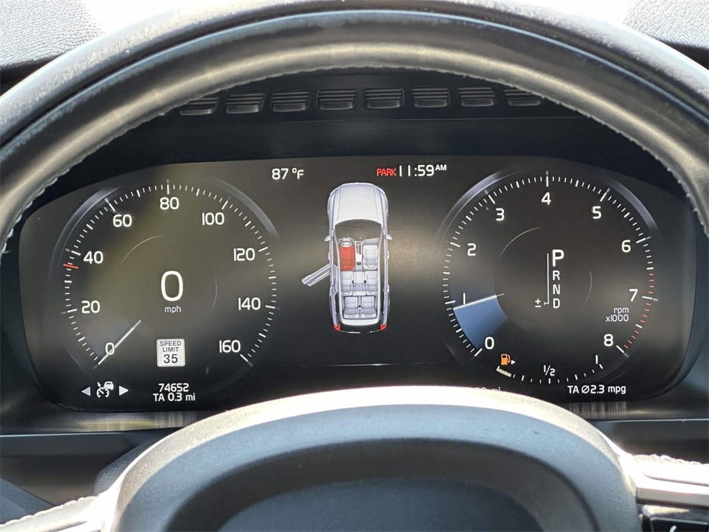 2019 Volvo XC90 T6 Momentum photo 24