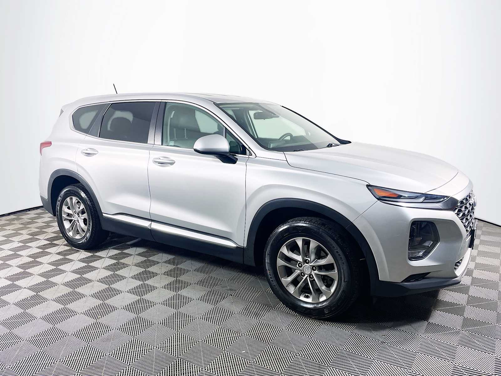 2019 Hyundai Santa Fe SE photo 3