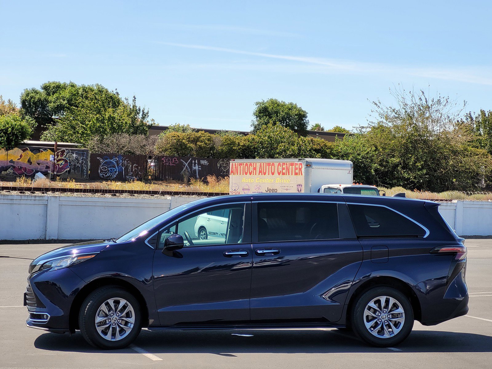 2023 Toyota Sienna XLE photo 7
