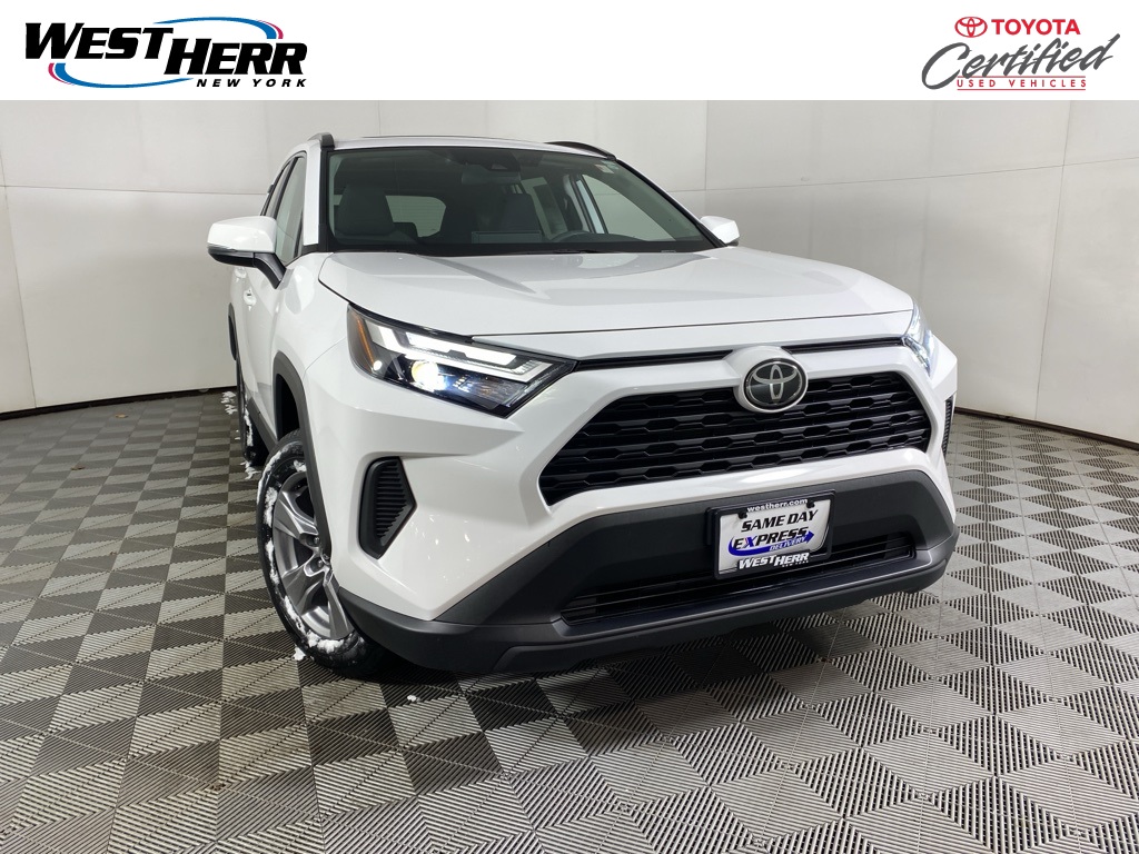 2024 Toyota RAV4 XLE's photo