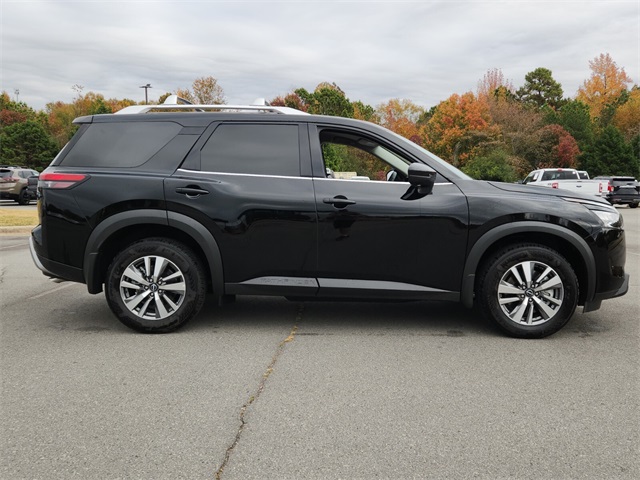 2025 Nissan Pathfinder SL photo 2