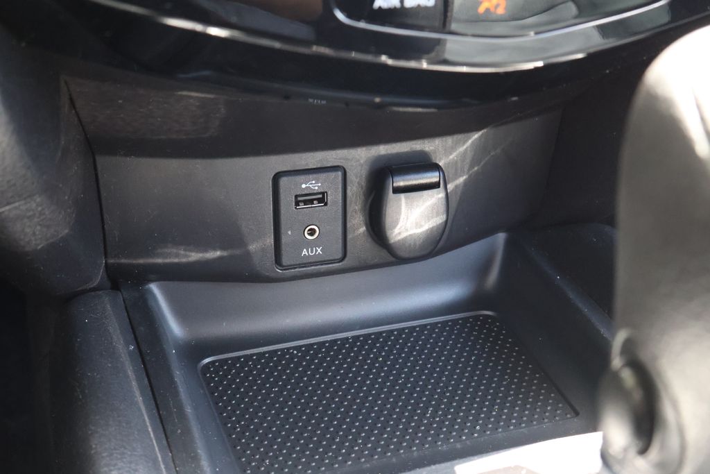 2016 Nissan Rogue SV photo 17