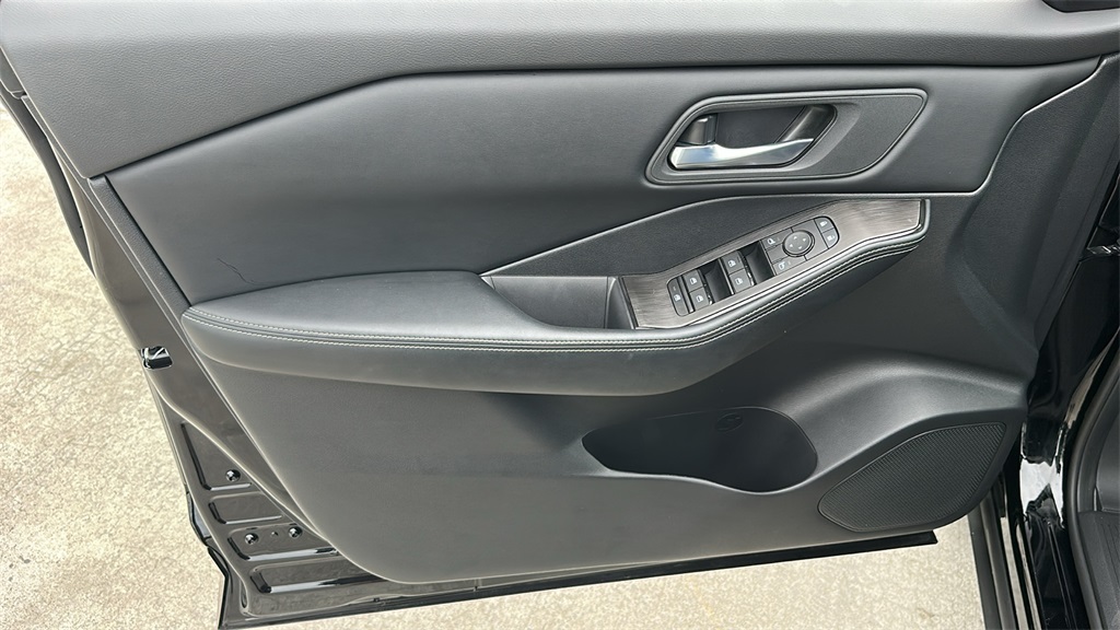 2024 Nissan Rogue SV photo 11