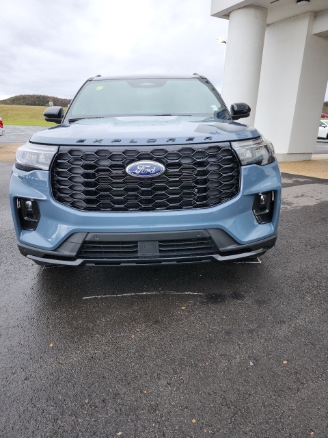 2025 Ford Explorer ST-Line photo 2