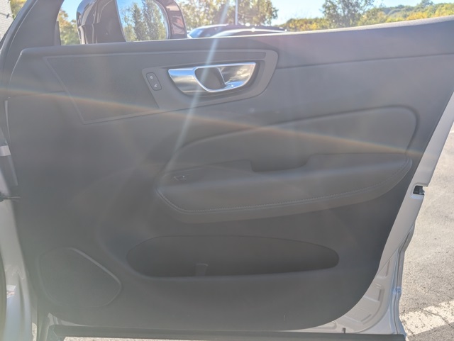 2025 Volvo XC60 B5 Plus photo 29