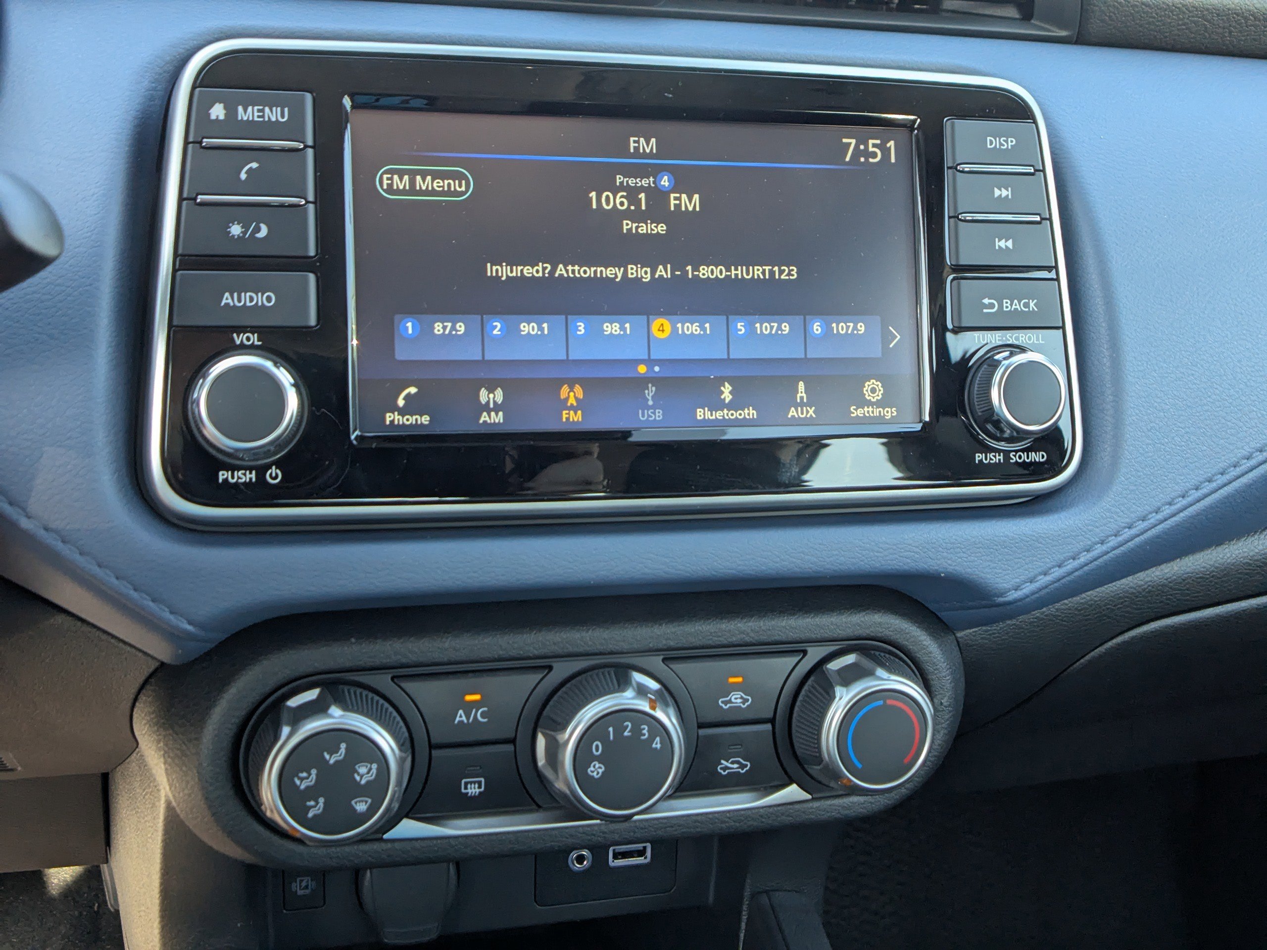 2025 Nissan Versa 1.6 SV photo 10