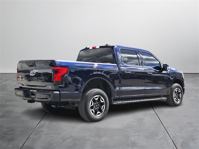 2022 Ford F-150 Lightning XLT photo 4
