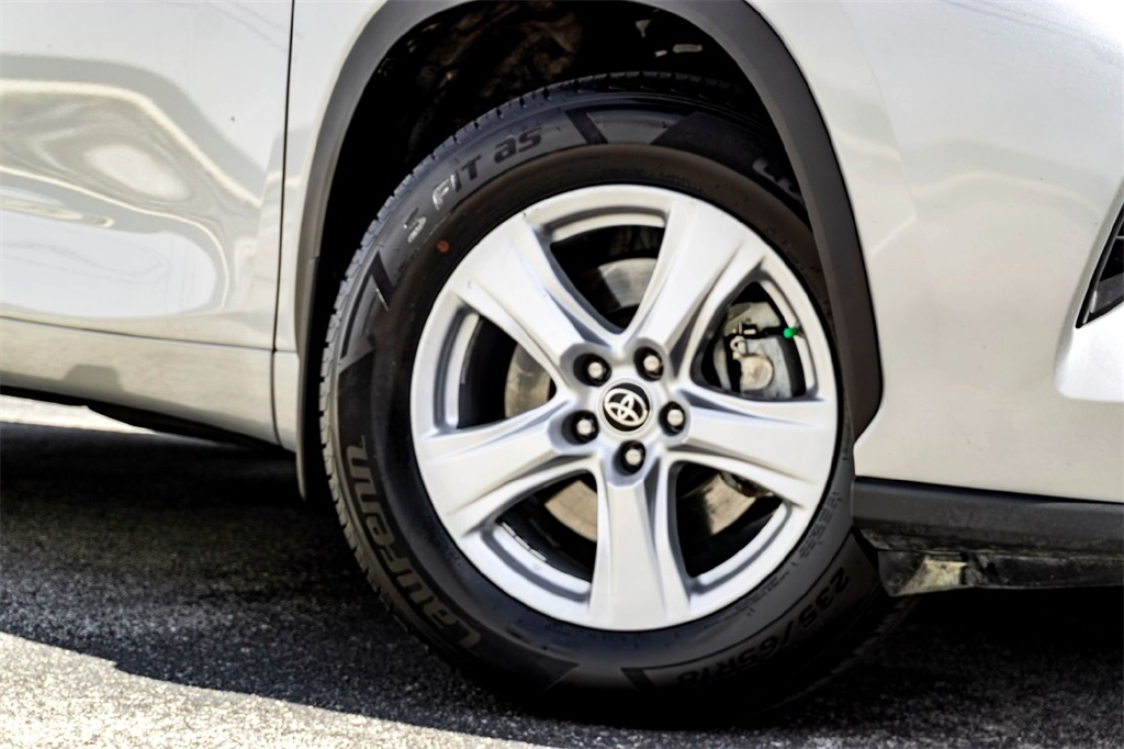 2024 Toyota Highlander LE photo 2