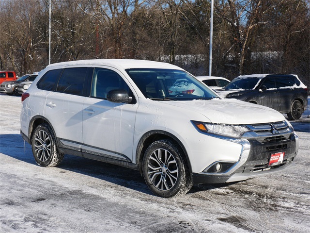 2016 Mitsubishi Outlander ES's photo