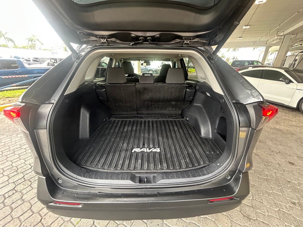 2021 Toyota RAV4 XLE photo 24