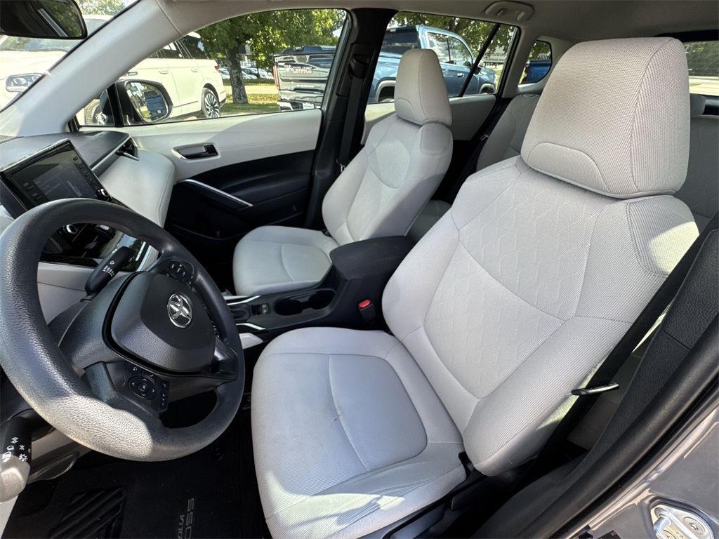2022 Toyota Corolla Cross L photo 11