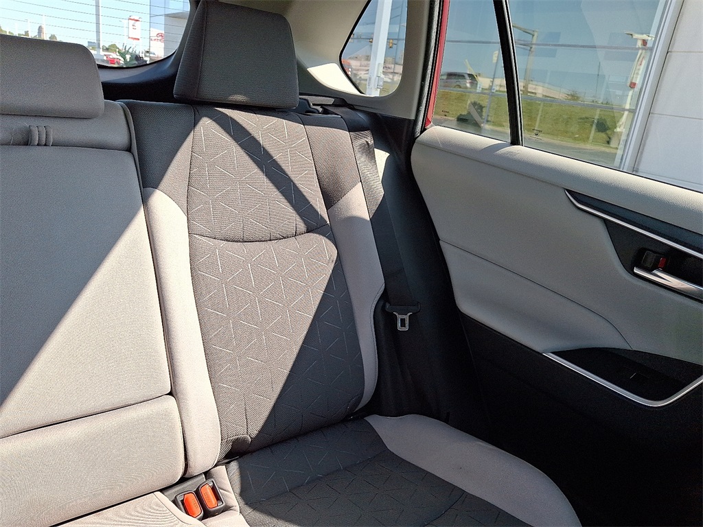 2022 Toyota RAV4 Hybrid XLE photo 15
