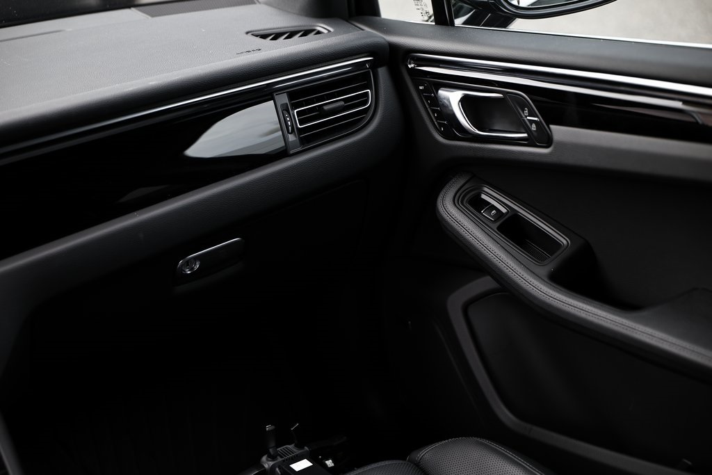 2024 Porsche Macan T photo 26