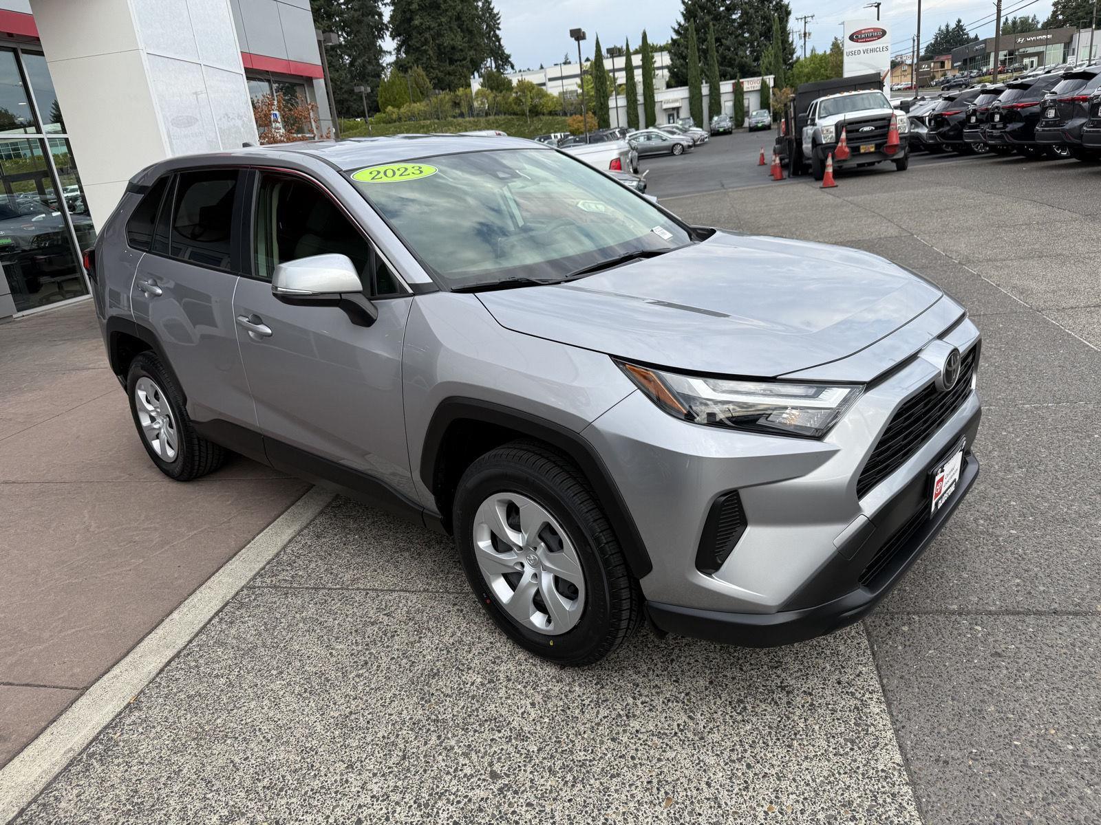 2023 Toyota RAV4 LE photo 2