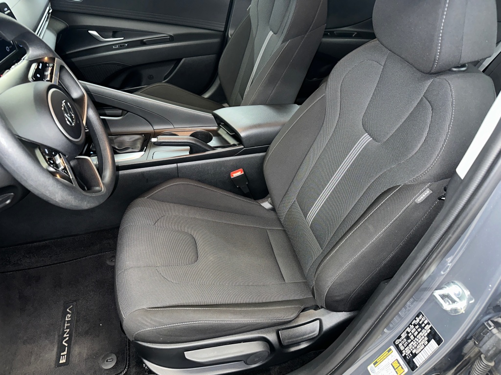 2023 Hyundai Elantra SE photo 2