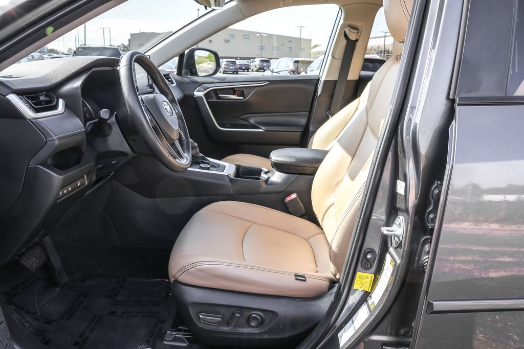 2021 Toyota RAV4 Hybrid XLE photo 4