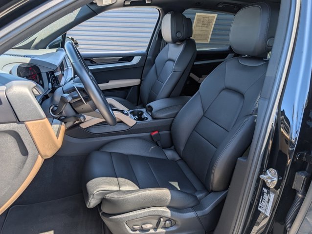 2024 Porsche Cayenne photo 2