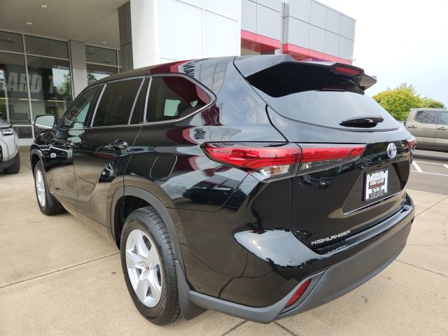 2022 Toyota Highlander Hybrid LE photo 5