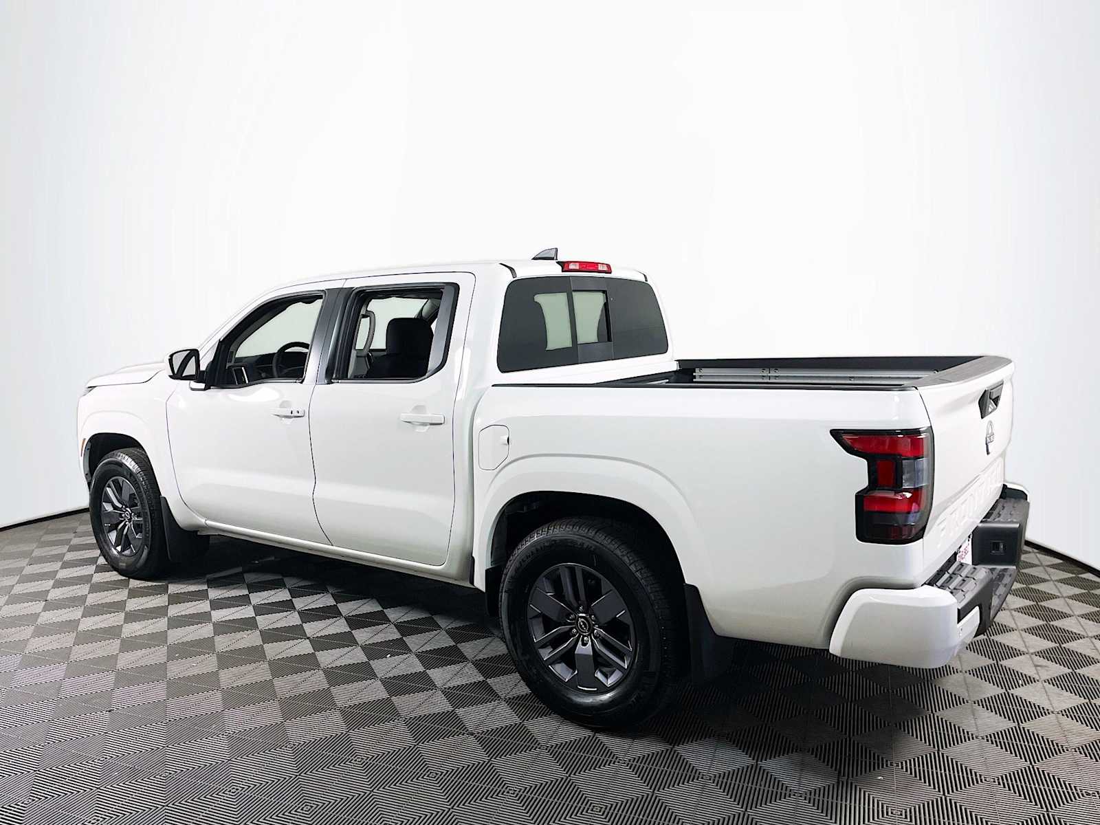 2025 Nissan Frontier SV Crew Cab photo 6
