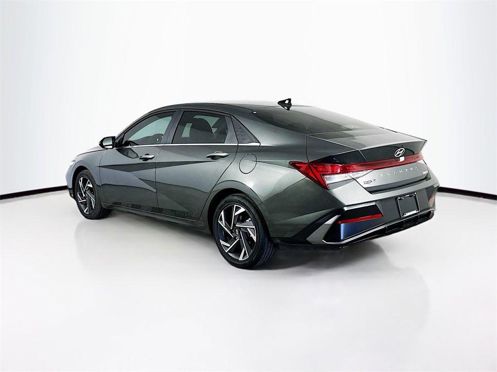 2025 Hyundai Elantra Limited photo 4