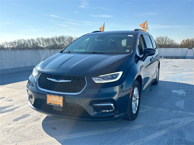 2022 Chrysler Pacifica Touring L photo 3