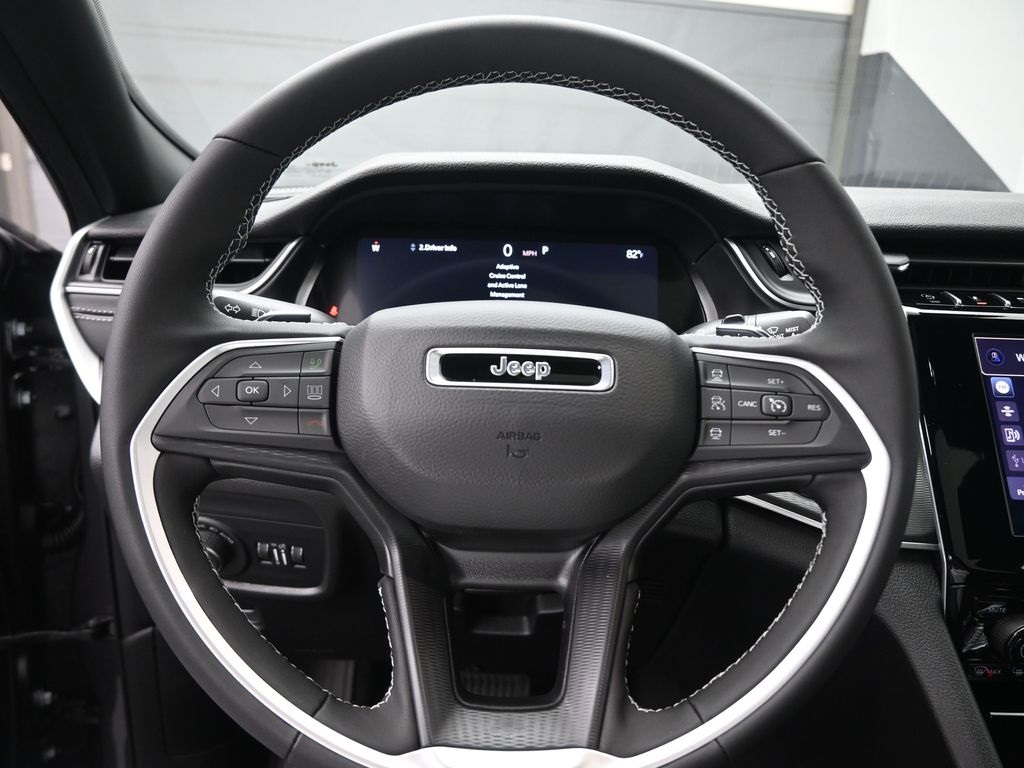 2025 Jeep Grand Cherokee Laredo X photo 2