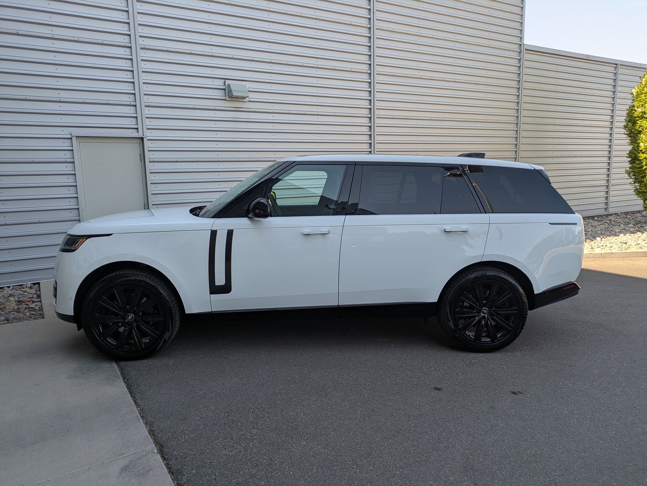 2025 Land Rover Range Rover SE photo 2
