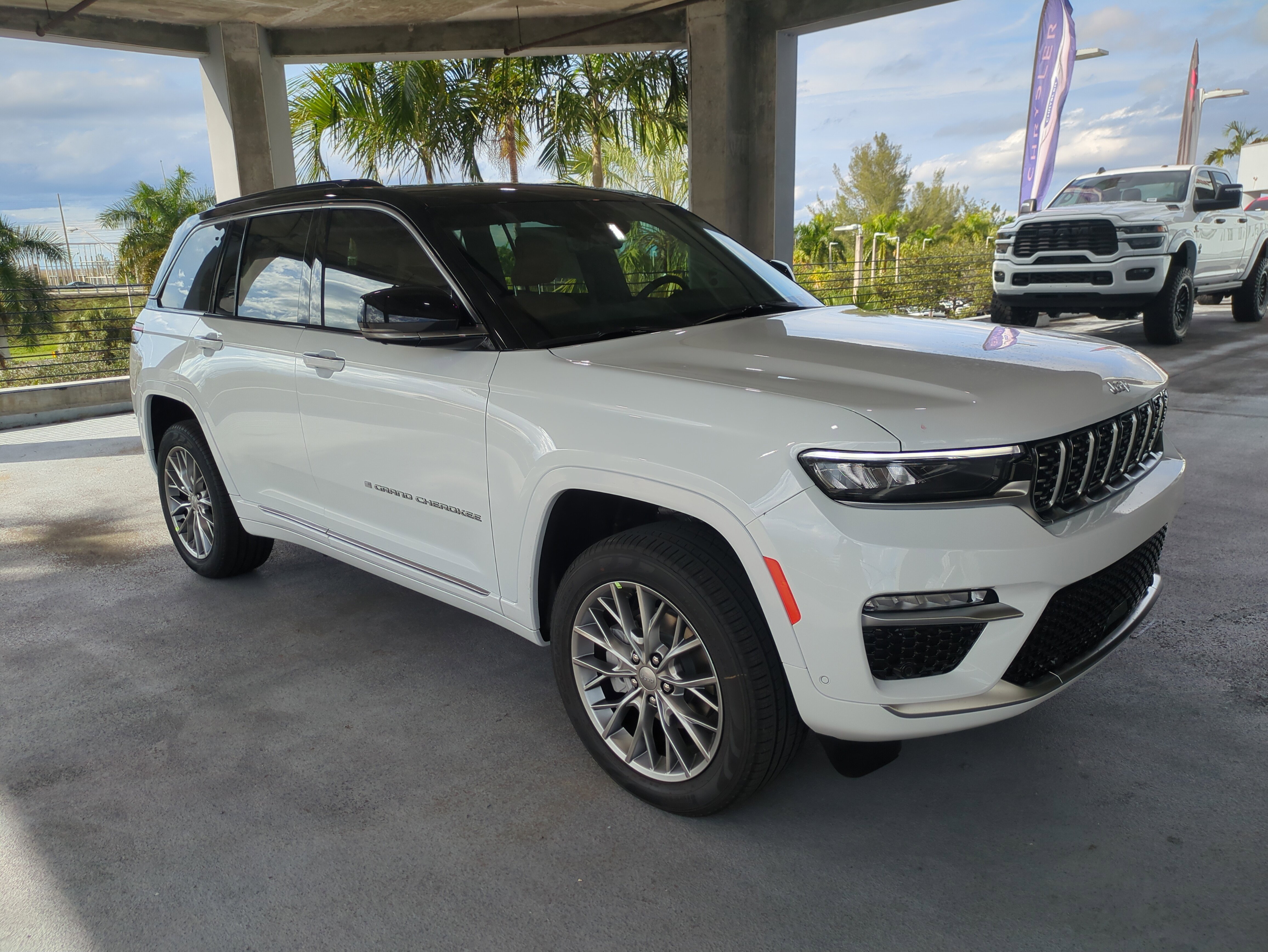 2025 Jeep Grand Cherokee Summit's photo