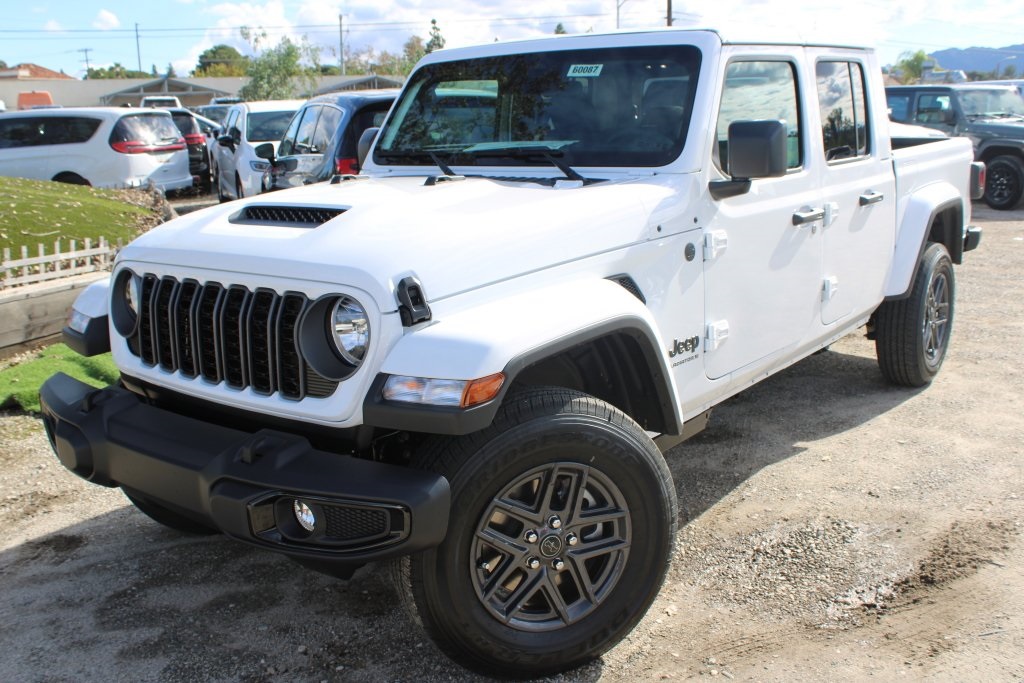 2026 Jeep Gladiator Sport S's photo