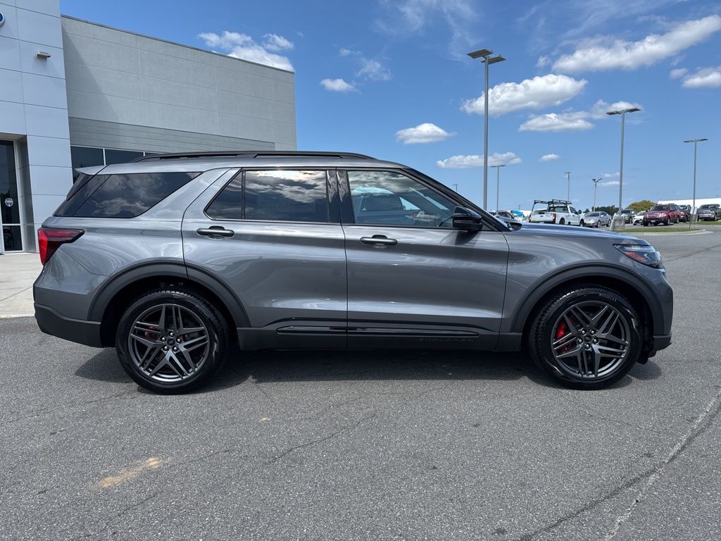 2025 Ford Explorer ST photo 2