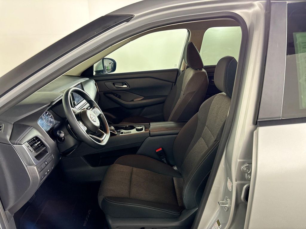 2024 Nissan Rogue SV photo 11