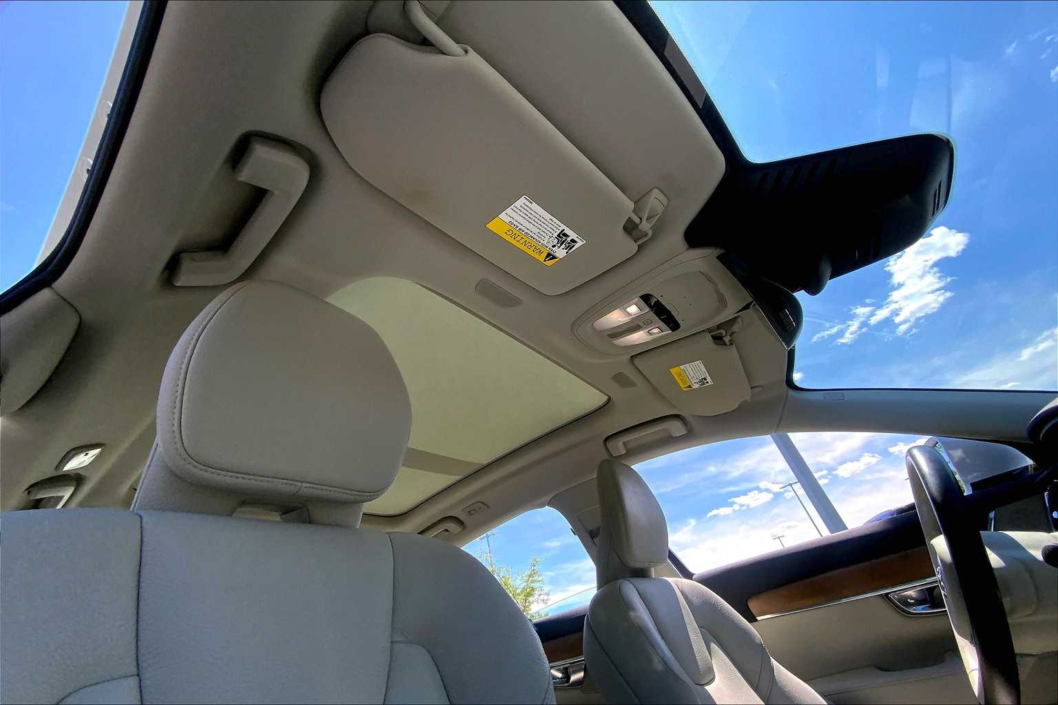 2022 Volvo S90 Momentum photo 12