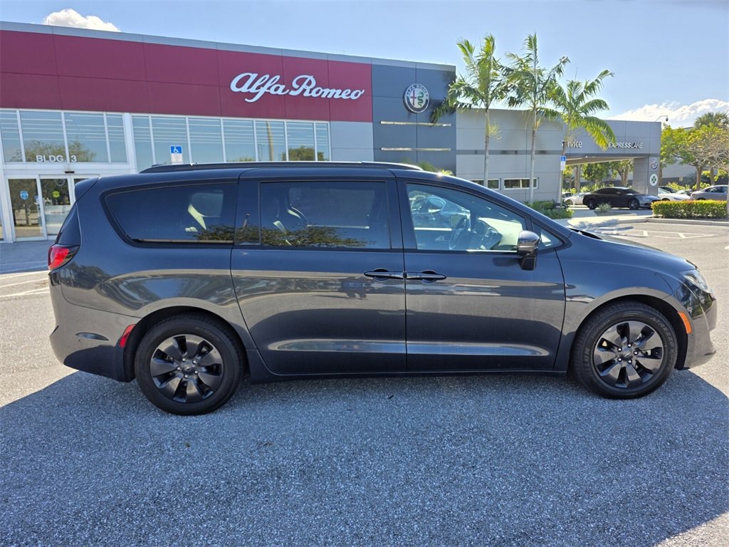 2019 Chrysler Pacifica Hybrid Limited photo 2