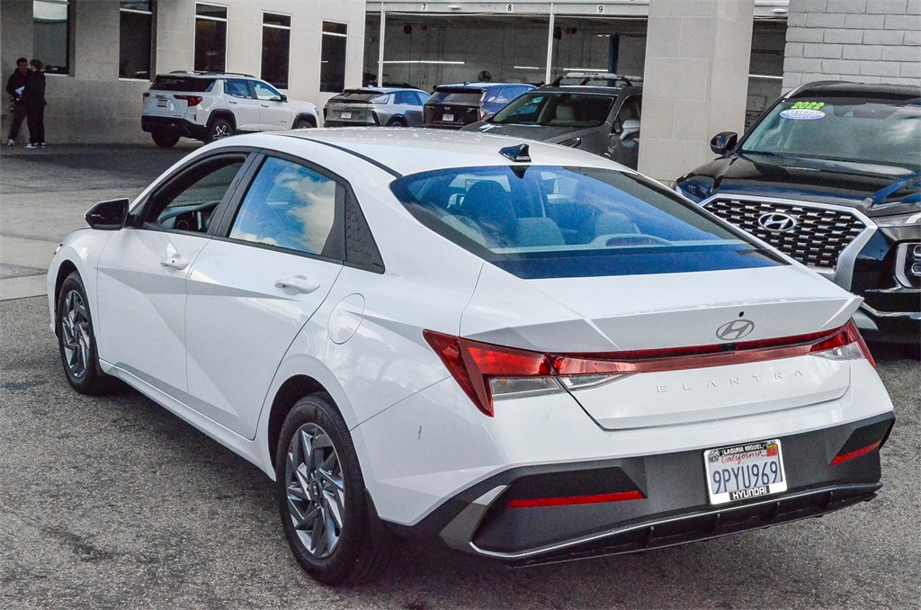 2024 Hyundai Elantra SEL photo 4