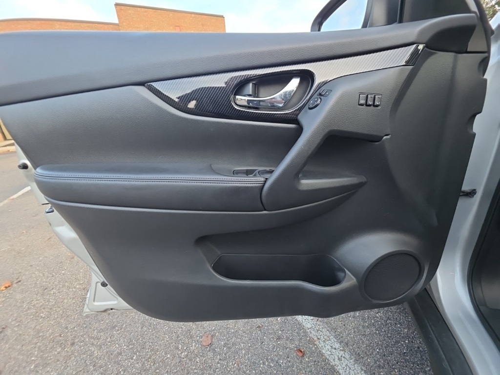 2017 Nissan Rogue SL photo 19