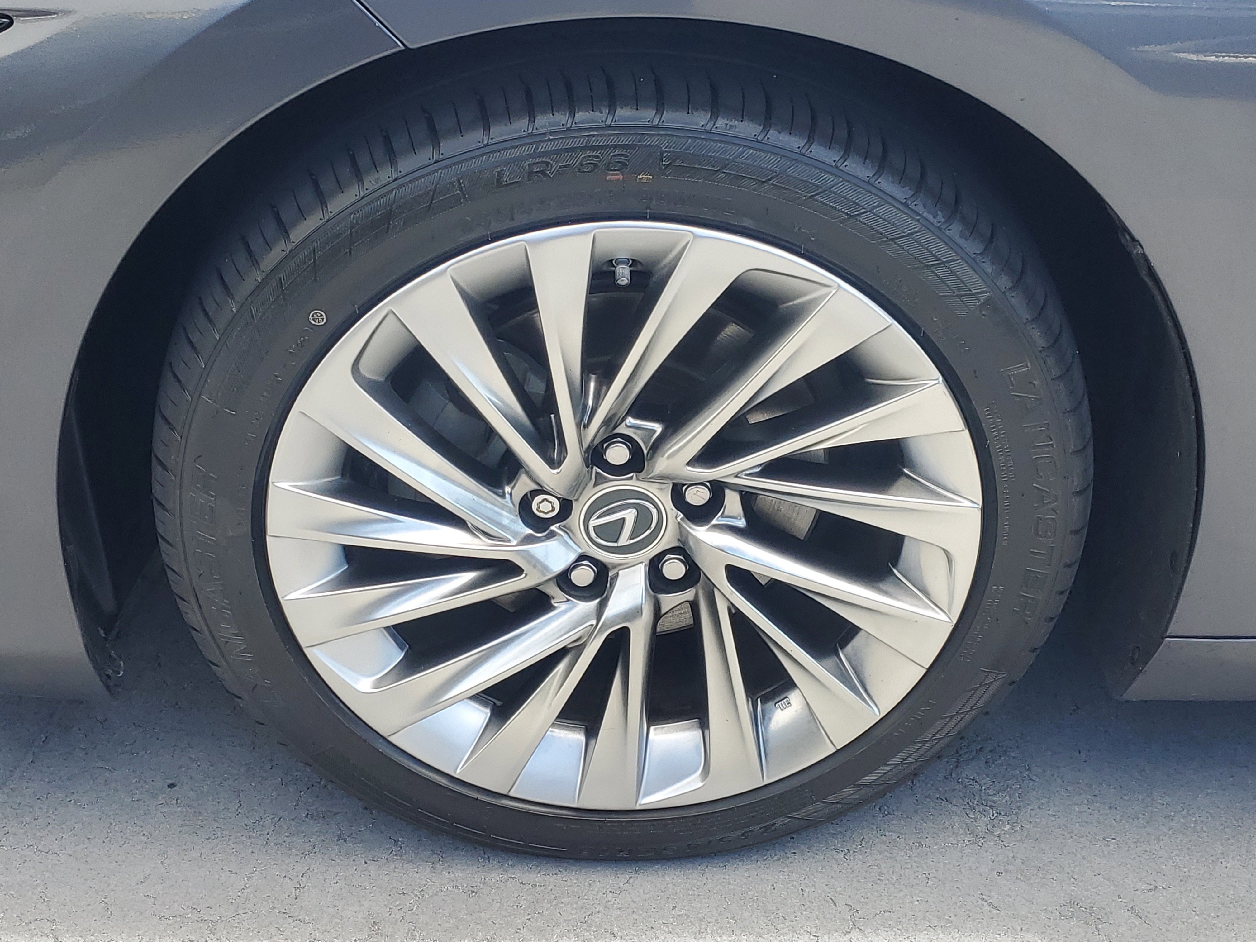 2020 Lexus ES 300h Ultra Luxury photo 4
