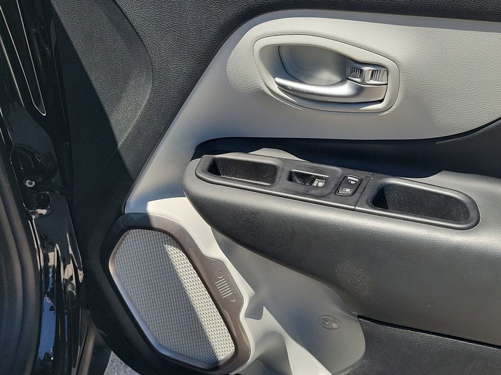 2022 Jeep Renegade Latitude photo 43