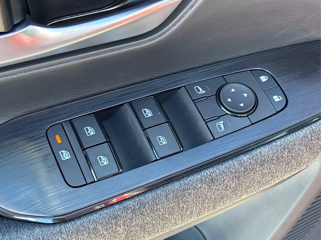 2025 Nissan Kicks SV photo 12