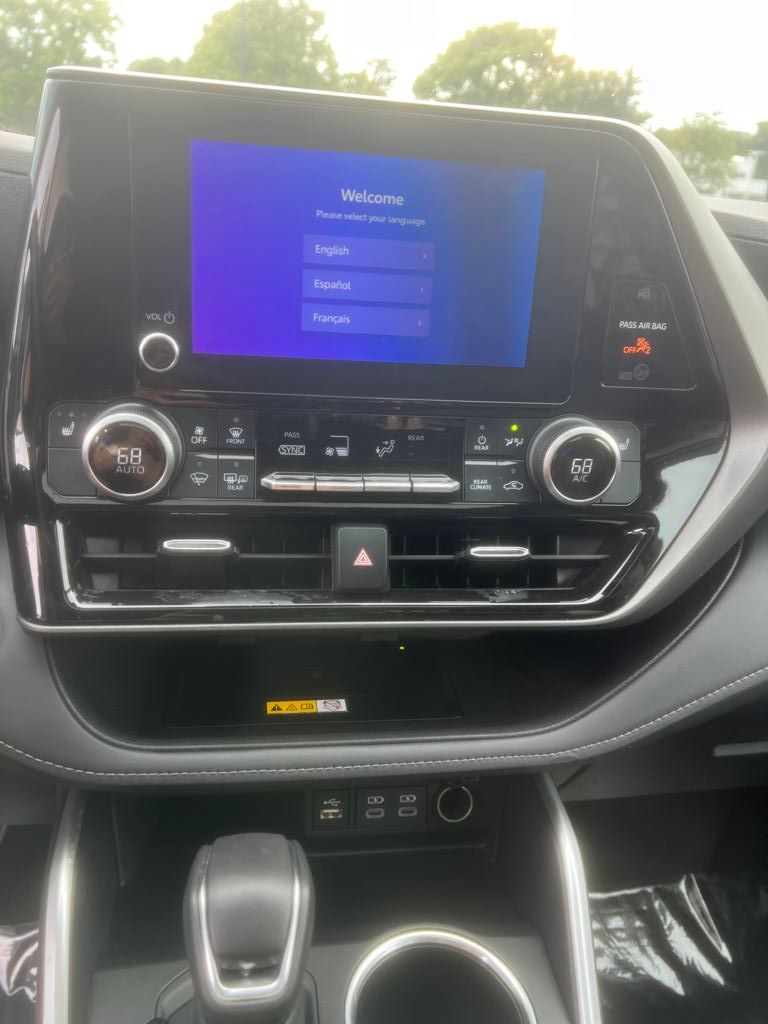 2024 Toyota Highlander LE photo 4