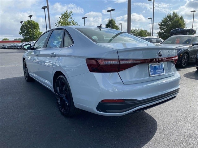 2025 Volkswagen Jetta 1.5T SE photo 2